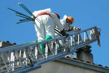 Le verifiche nella casa di Aggius (foto Pier Giacomo Pala)