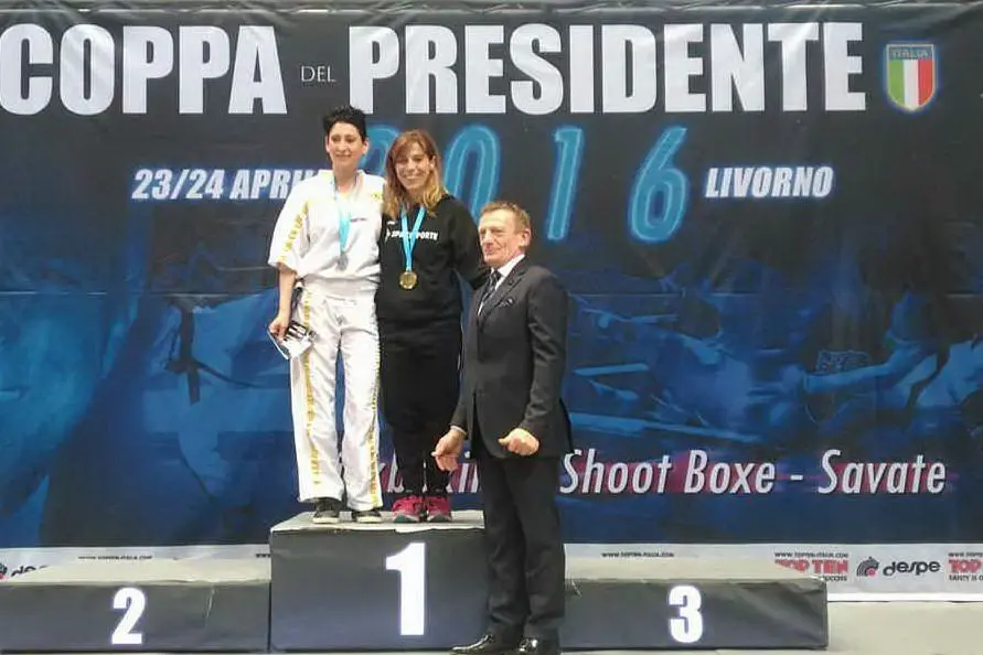 Valentina Cabras (in nero) sul podio di Livorno