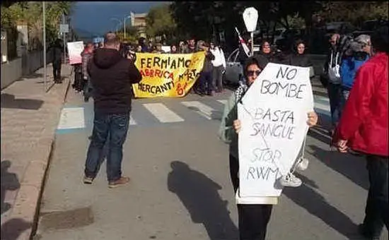 Una delle tante proteste antimilariste controla Rwm inscenate anche nell'abitato di Domusnovas