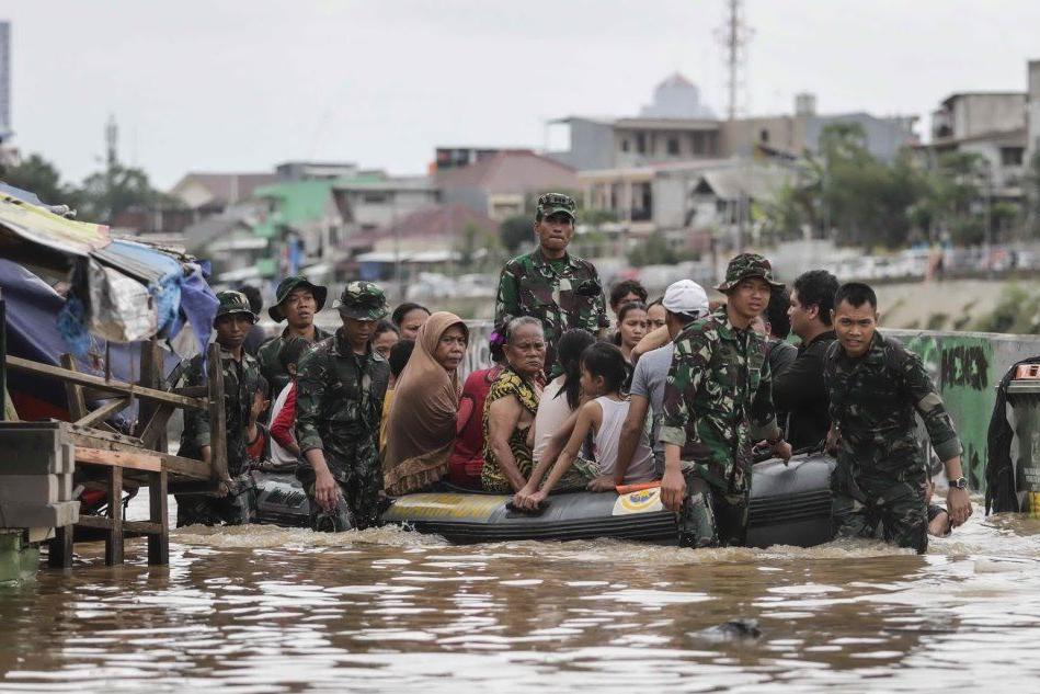Alluvione a Giacarta, oltre venti morti e migliaia di evacuati