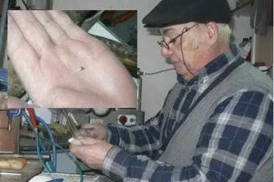 Il coltellinaio di Tortolì e sul palmo della sua mano la mini pattadese