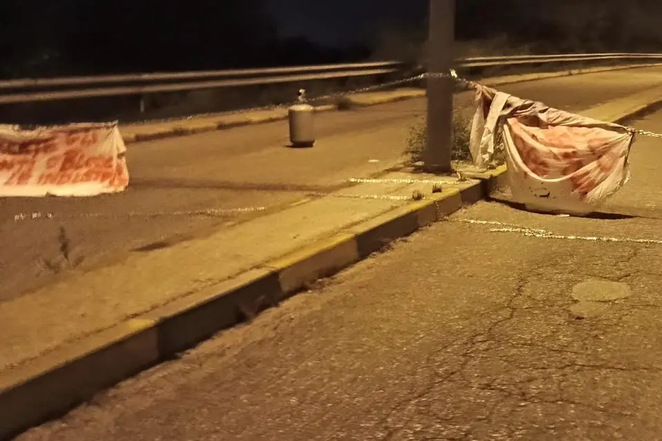 Nuoro, l'ordigno e gli striscioni a Prato Sardo (Foto Fabio Ledda)