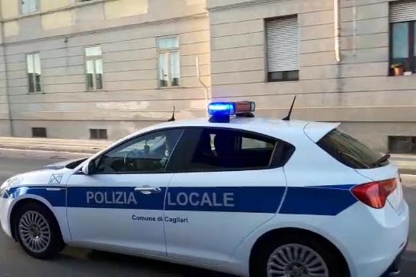 Polizia municipale a Cagliari (foto Ansa)