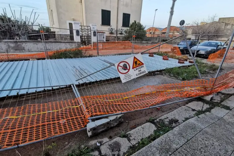 Il cantiere abbandonato di Via Ponte Romano (foto Pala)