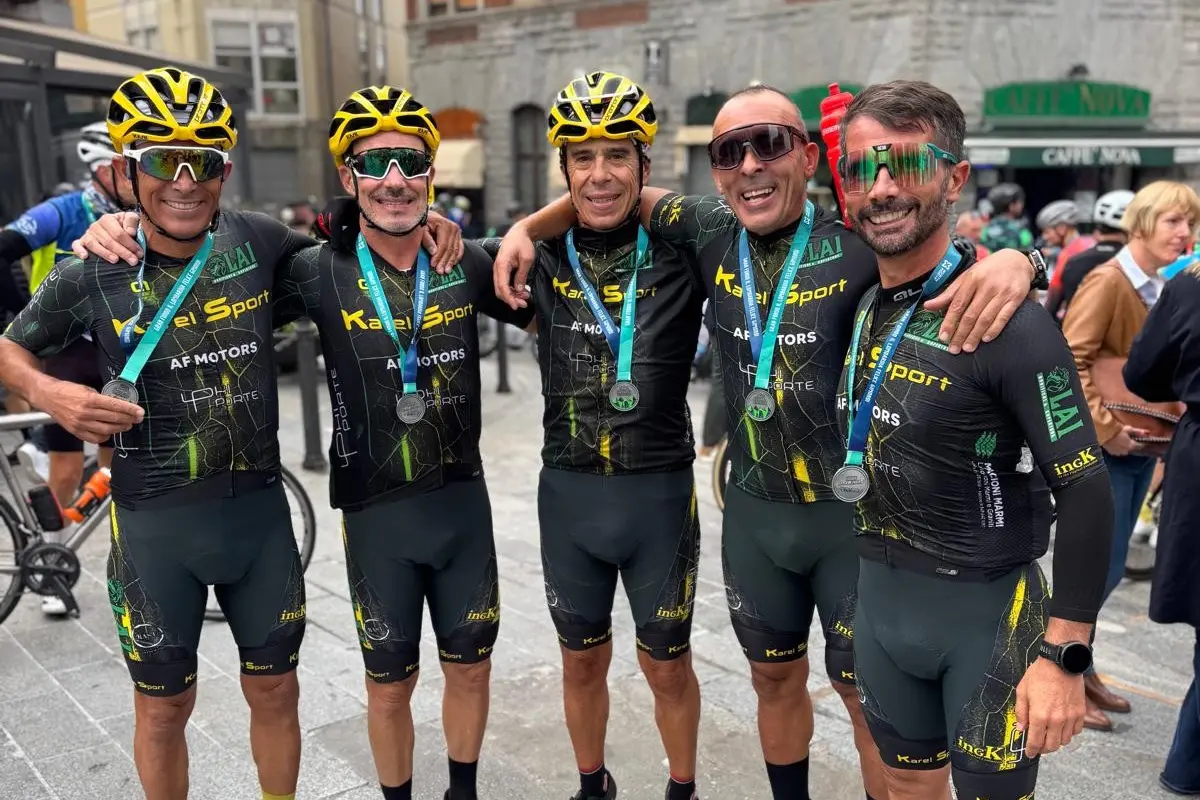 I cinque ciclisti della Karel sport Sinnai dopo la gara