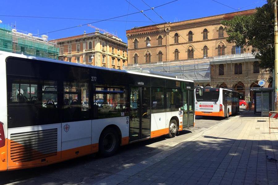 Autobus del Ctm in piazza Matteotti a Cagliari - Foto di Luigi Almiento