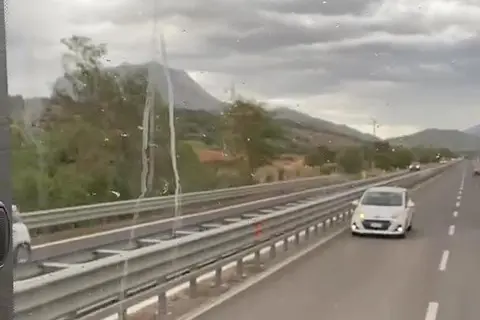 L'auto contromano sulla Ss 131 Dcn (Foto L'Unione Sarda)