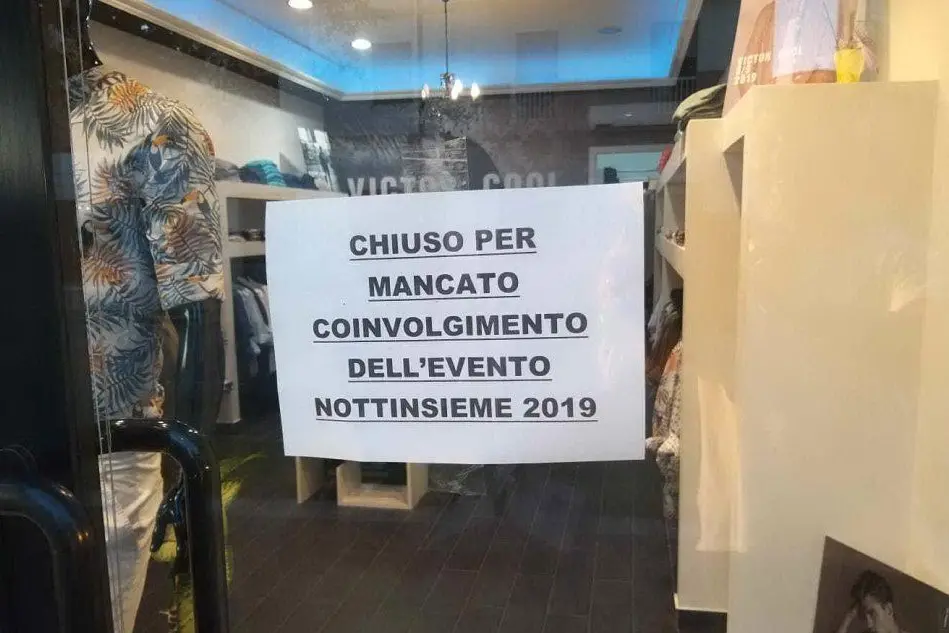 Uno dei cartelli polemici affissi a Carbonia (L'Unione Sarda - Scano)