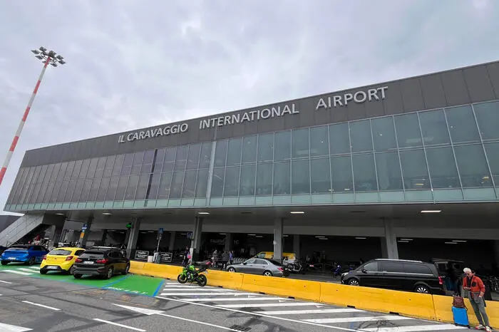 Una veduta esterna dell'aeroporto di Orio al Serio dove un volo Ryanair proveniente da Barcellona, appena atterrato, ha registrato lo scoppio di uno pneumatico, 1 ottobre 2024. // A general view of Orio al Serio airport after a Ryanair flight from Barcelona this morning, which had just landed, suffered a tire blowout, in Bergamo, Italy, 1 October 2024. ANSA/ MICHELE MARAVIGLIA ANSA/MICHELE MARAVIGLIA
