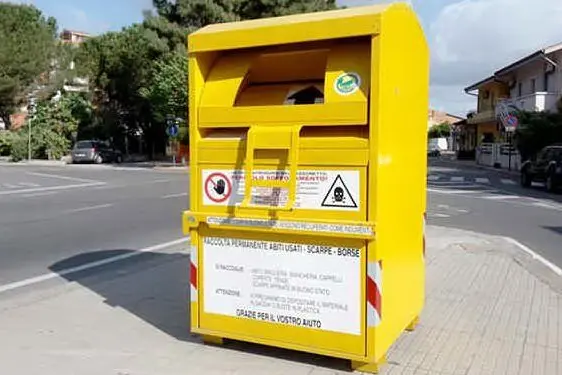 Un cassonetto per gli abiti usati