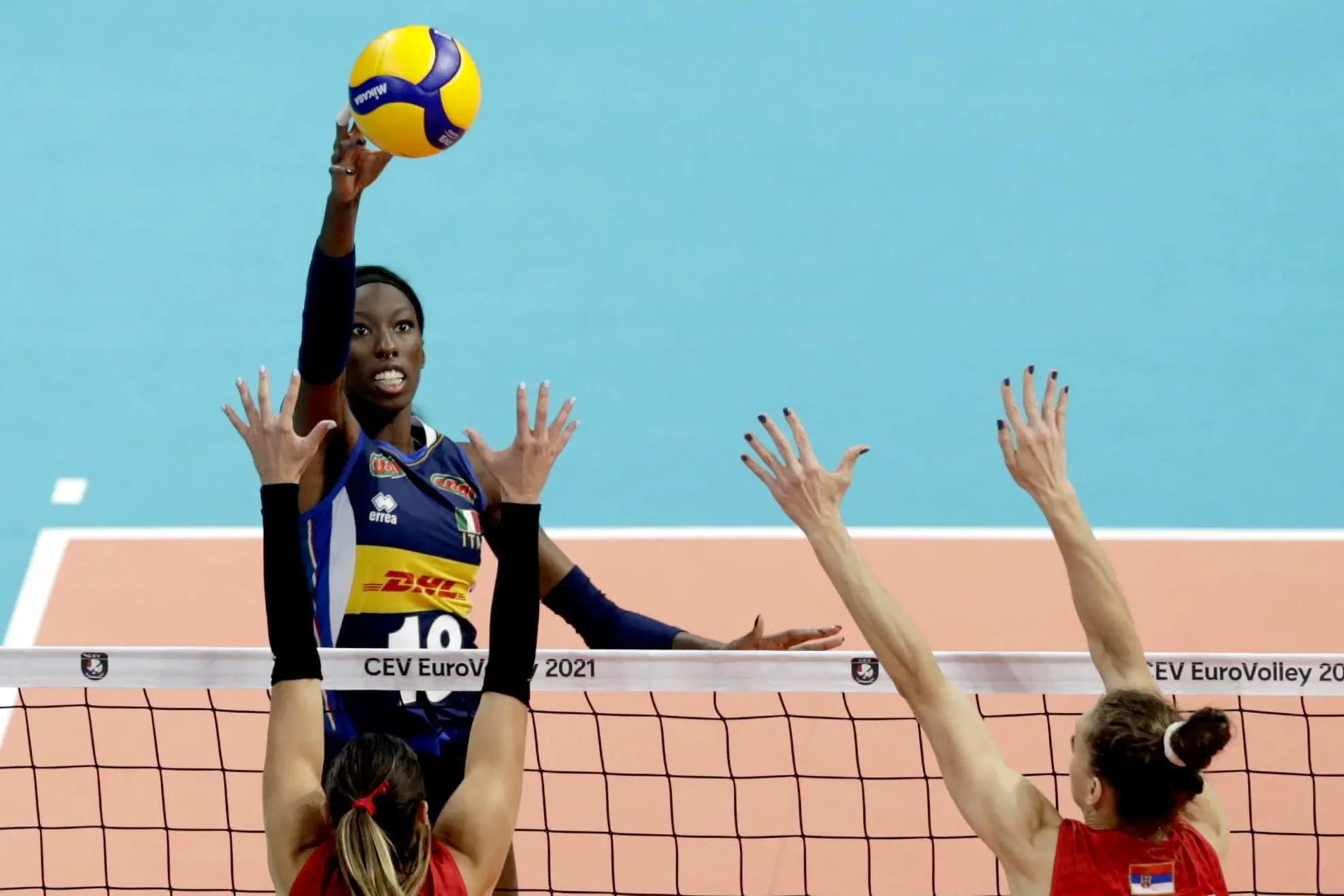 epa09447760 Italy's Paola Ogechi Egonu (back L) in action against Serbian players Katarina Lazovic (front L) and Mina Popovic (R) during the 2021 Women's European Volleyball Championship final between Serbia and Italy in Belgrade, Serbia, 04 September 2021. EPA/ANDREJ CUKIC