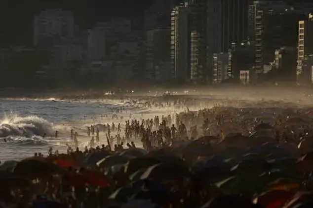 Una spiaggia di Rio presa d'assalto (Ansa)