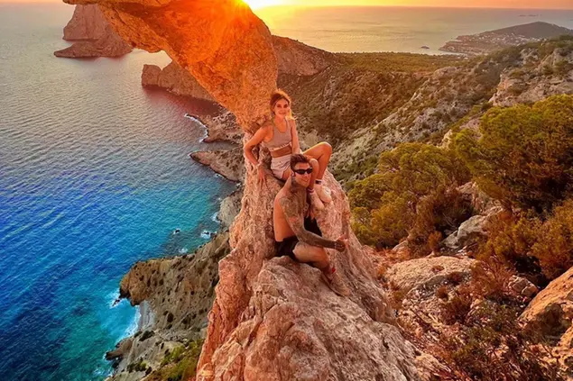 Chiara Ferragni e Fedez e lo scatto sull’orlo del precipizio: è polemica (foto da Instagram)