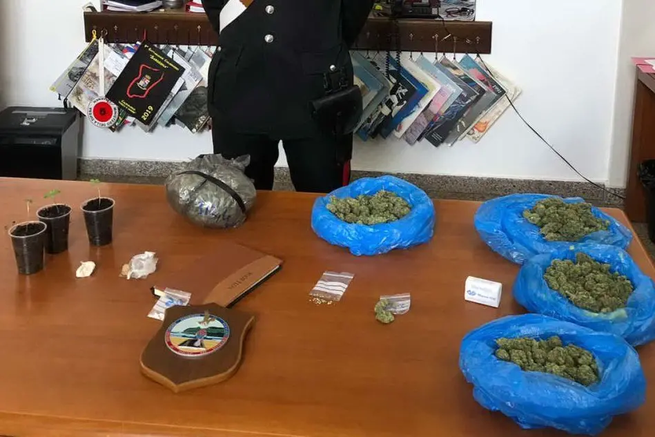 La droga posta sotto sequestro (foto carabinieri di Cagliari)