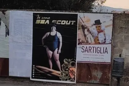 Uno dei manifesti presenti in città (foto Pinna)