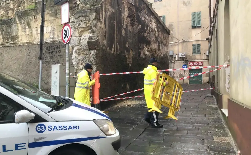 Via Duomo chiusa per la caduta di massi da un palazzo (foto L'Unione Sarda - Calvi)