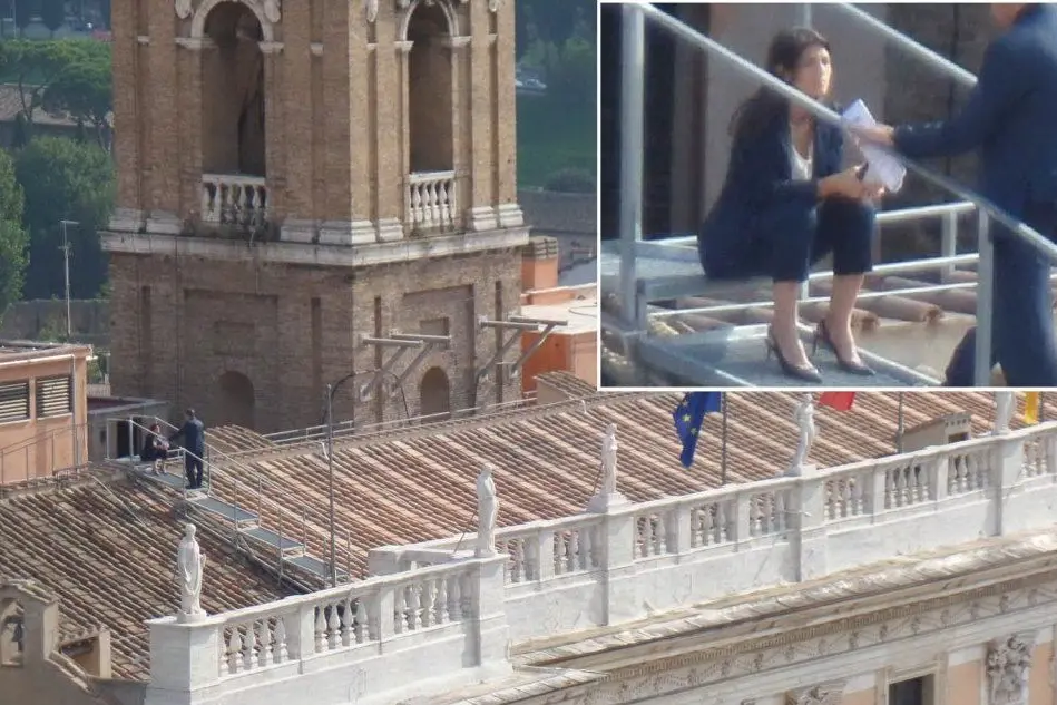 Virginia Raggi fotografata sul tetto del Campidoglio da un turista portoghese