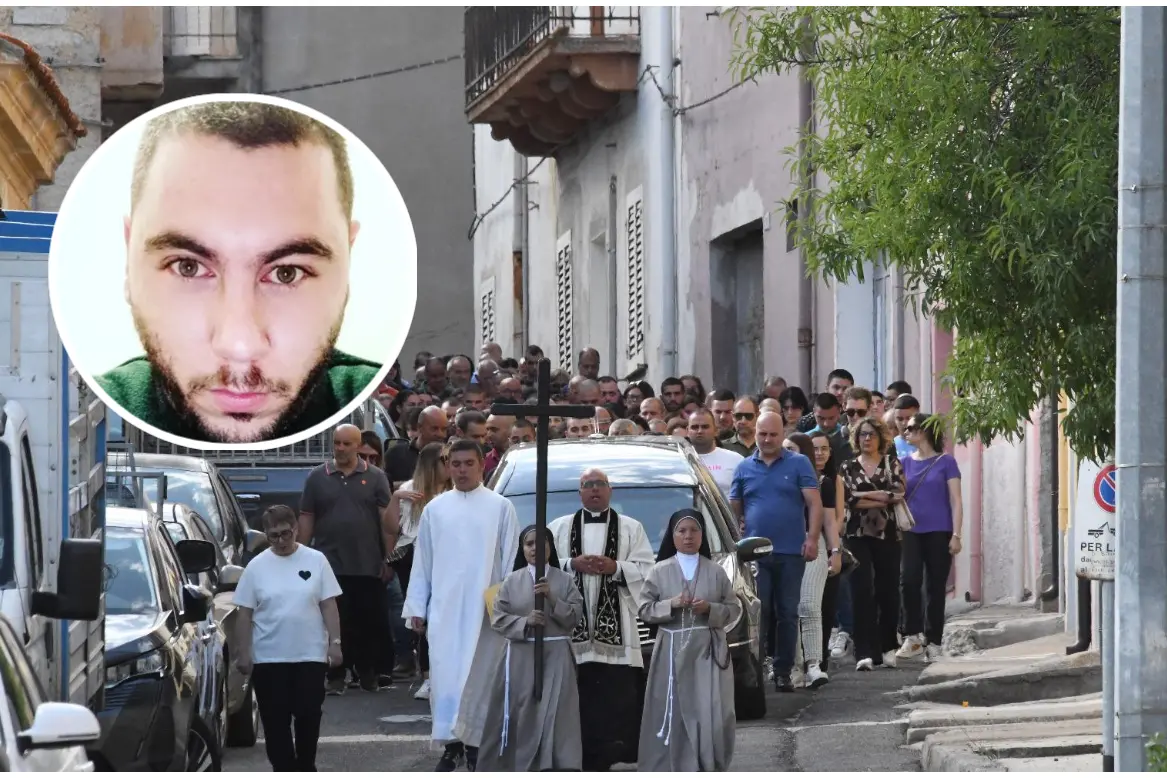 I funerali di Luigi Contena, nel riquadro (foto L'Unione Sarda)