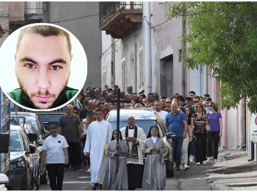 I funerali di Luigi Contena, nel riquadro (foto L'Unione Sarda)