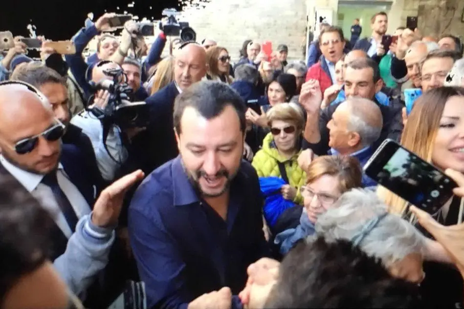 L'arrivo del ministro dell'Interno a Cagliari (foto Max Solinas)