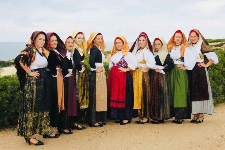 Is Campidanesas: le ragazze che portano la tradizione sarda all'estero