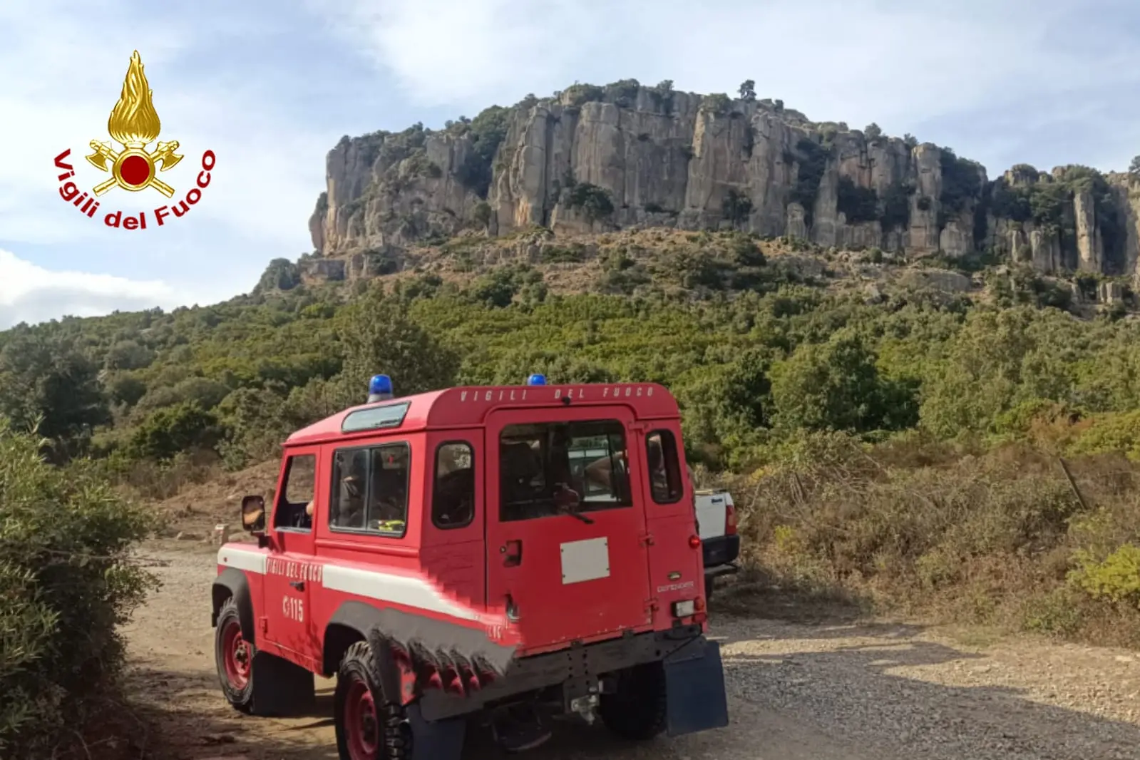 I vigili del fuoco durante l'intervento a Jerzu