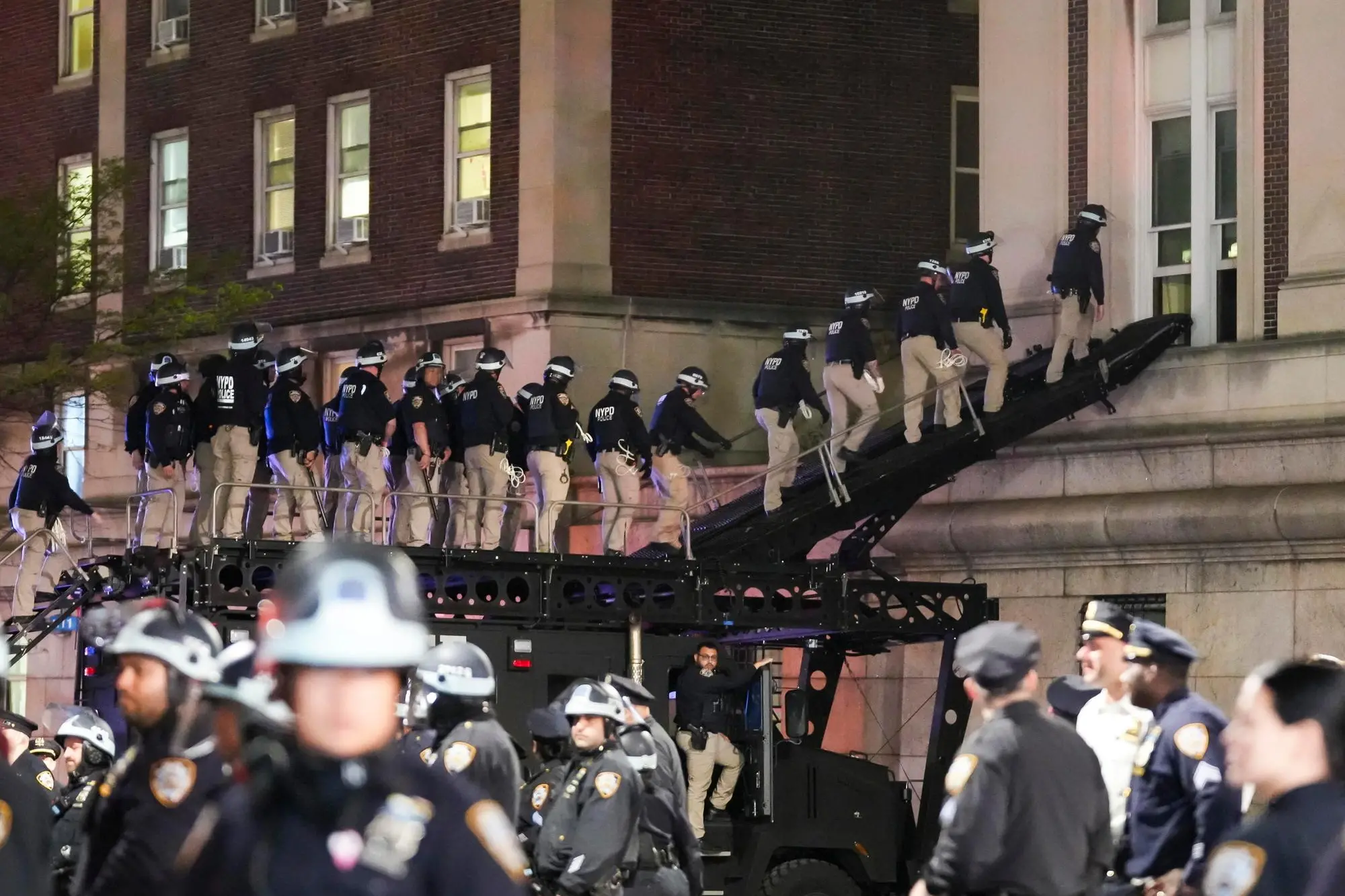 L'ingresso della polizia alla Columbia University (foto Ansa/Epa)