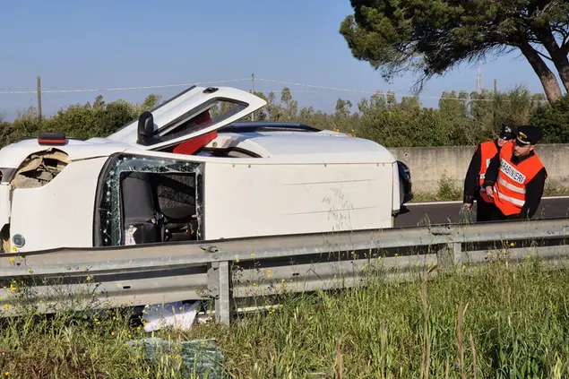 L'auto ribaltata nell'incidente sulla statale 131 (foto Pinna)