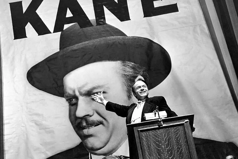 Era il primo maggio del 1941 quando a New York veniva proiettata la prima del film "Quarto Potere" ("Citizen Kane" ) di Orson Welles, considerato universalmente una pietra miliare del cinema statunitense.  Liberamente ispirato alla vita del magnate dell'industria del legno e dell'editoria William Randolph Hearst, racconta la vicenda di Charles Foster Kane, interpretato dallo stesso regista, attraverso una sequenza di flashback costruiti come un puzzle e che portano al suo isolamento e alla sua morte in totale solitudine.  Un "giallo metafisico", lo definì Jorge Luis Borges, un'indagine psicologica di straordinaria potenza che mette in scena tutte le contraddizioni del "sogno americano" e ipnotizza lo spettatore. Una rivoluzione anche in senso più strettamente tecnico, con una fusione di teatro e cinema e l'utilizzo di piano sequenza e profondità di campo, totalmente inediti per l'epoca. (Unioneonline/D)