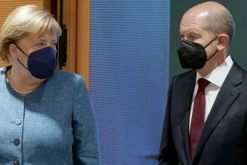 Angela Merkel con Olaf Scholz (Ansa)