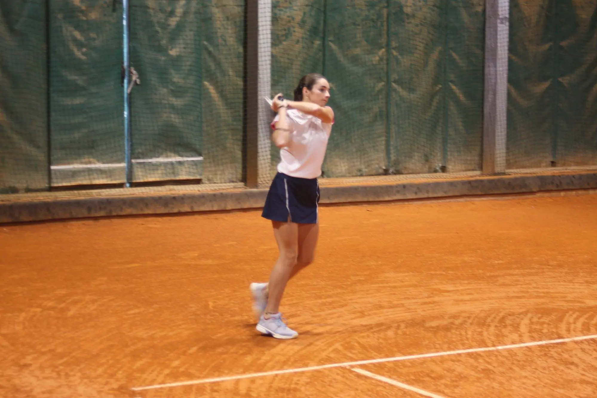 Un rovescio di Marcella Dessolis, grande protagonista della semifinale del Tc Cagliari (foto Antonio Burruni)