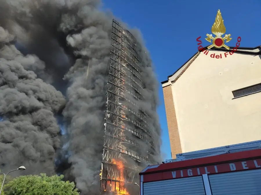 Il grattacielo in fiamme (foto Vigili del fuoco)