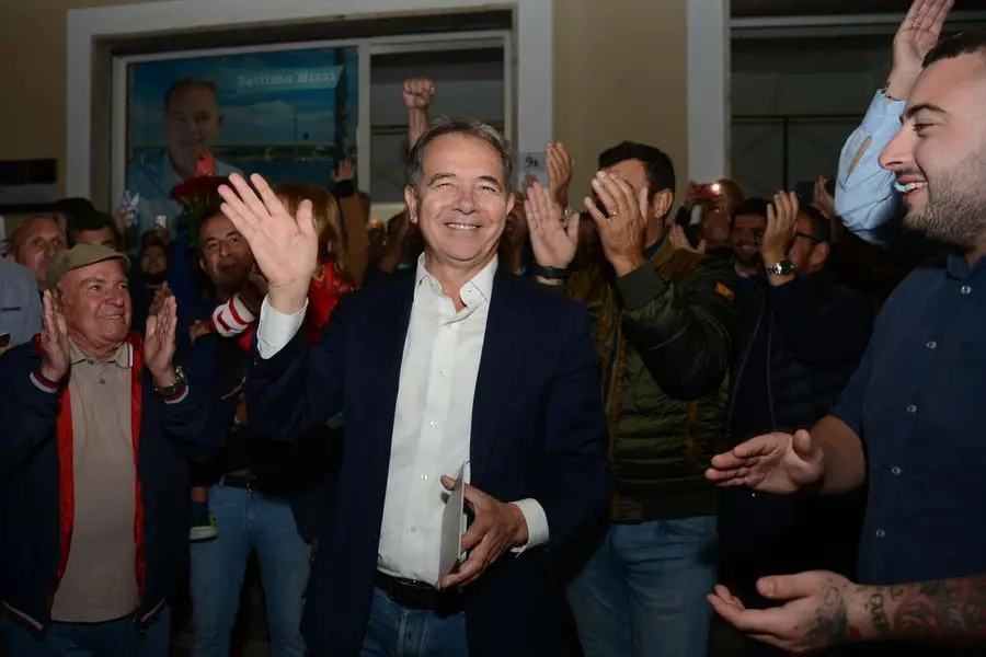 Il sindaco Settimo Nizzi festeggia la vittoria (foto Antonio Satta)