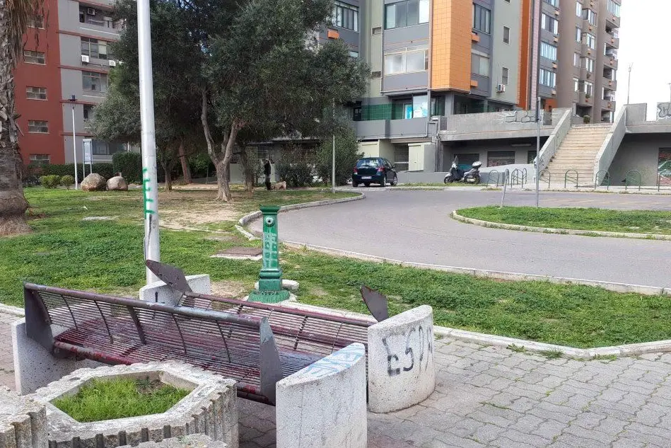 Il parco dopo l'azione dei vandali (L'Unione Sarda - foto Daga)