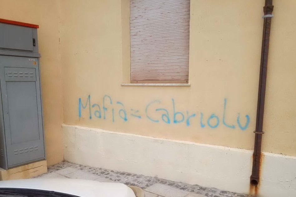 La scritta sui muri del municipio di Villacidro (foto Gianluigi Deidda)