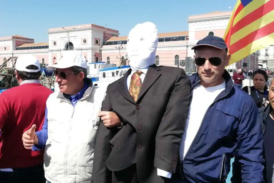 Il fantoccio gettato in mare (Ansa)