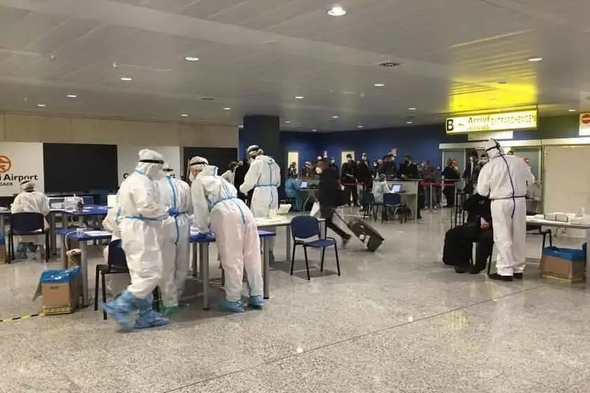 I tamponi all'aeroporto di Elmas (foto L'Unione Sarda-Almiento)