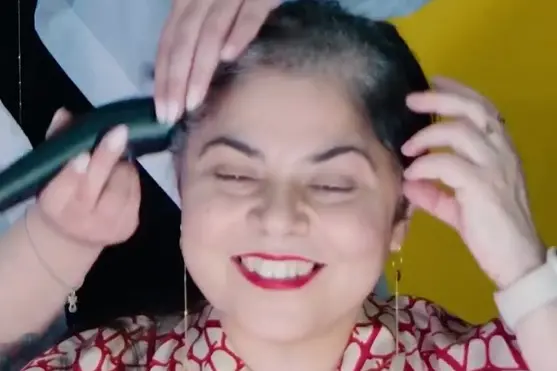 Michela Murgia nel video del taglio dei capelli
