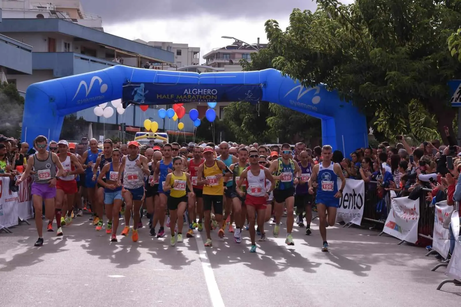 Una partenza della Alghero Half Marathon (L'Unione Sarda)
