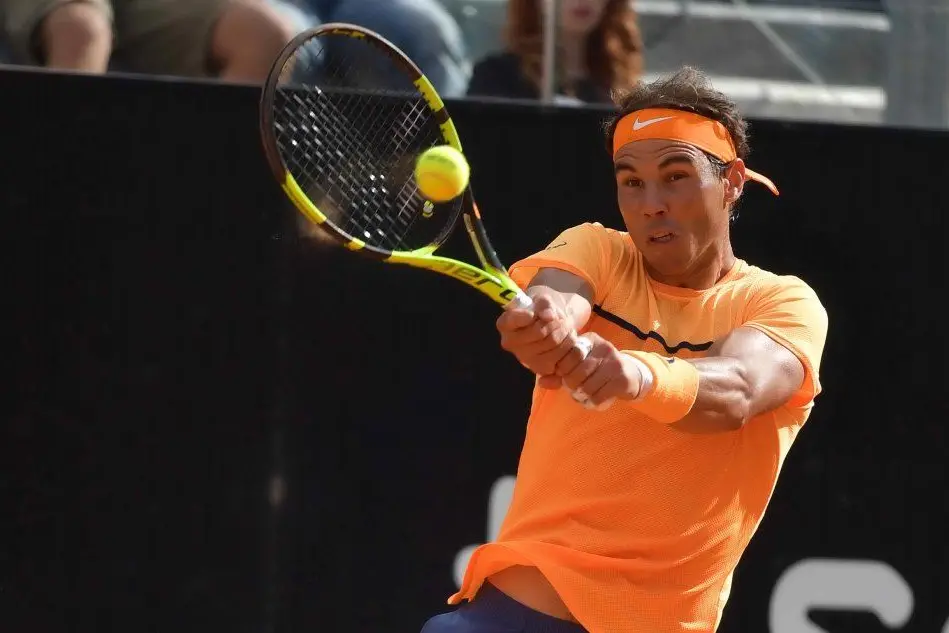 Il tennista Rafael Nadal impegnato in uno scambio