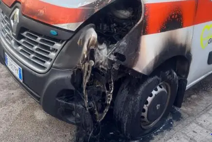 L'ambulanza danneggiata dalle fiamme (foto Pala)