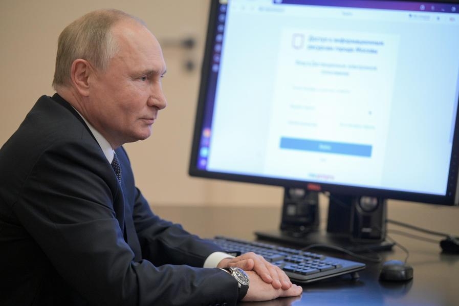 Putin al voto (Ansa-Epa)