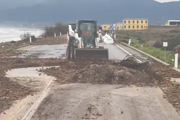 Le operazioni di pulizia sulla 195 (foto da frame video)