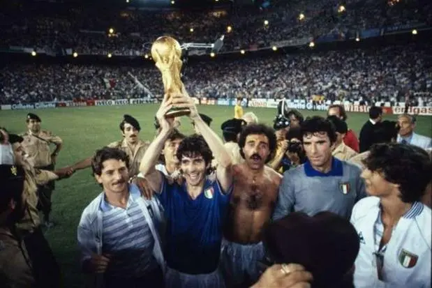 Paolo Rossi alza la Coppa del Mondo