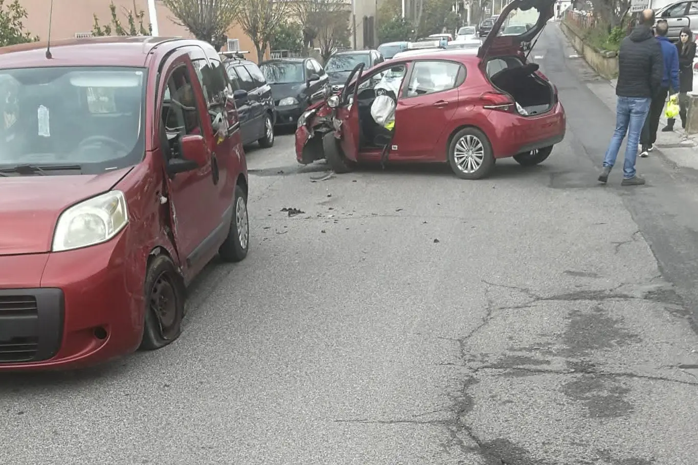L'incidente stradale in via Liguria (foto L'Unione Sarda - Scano)