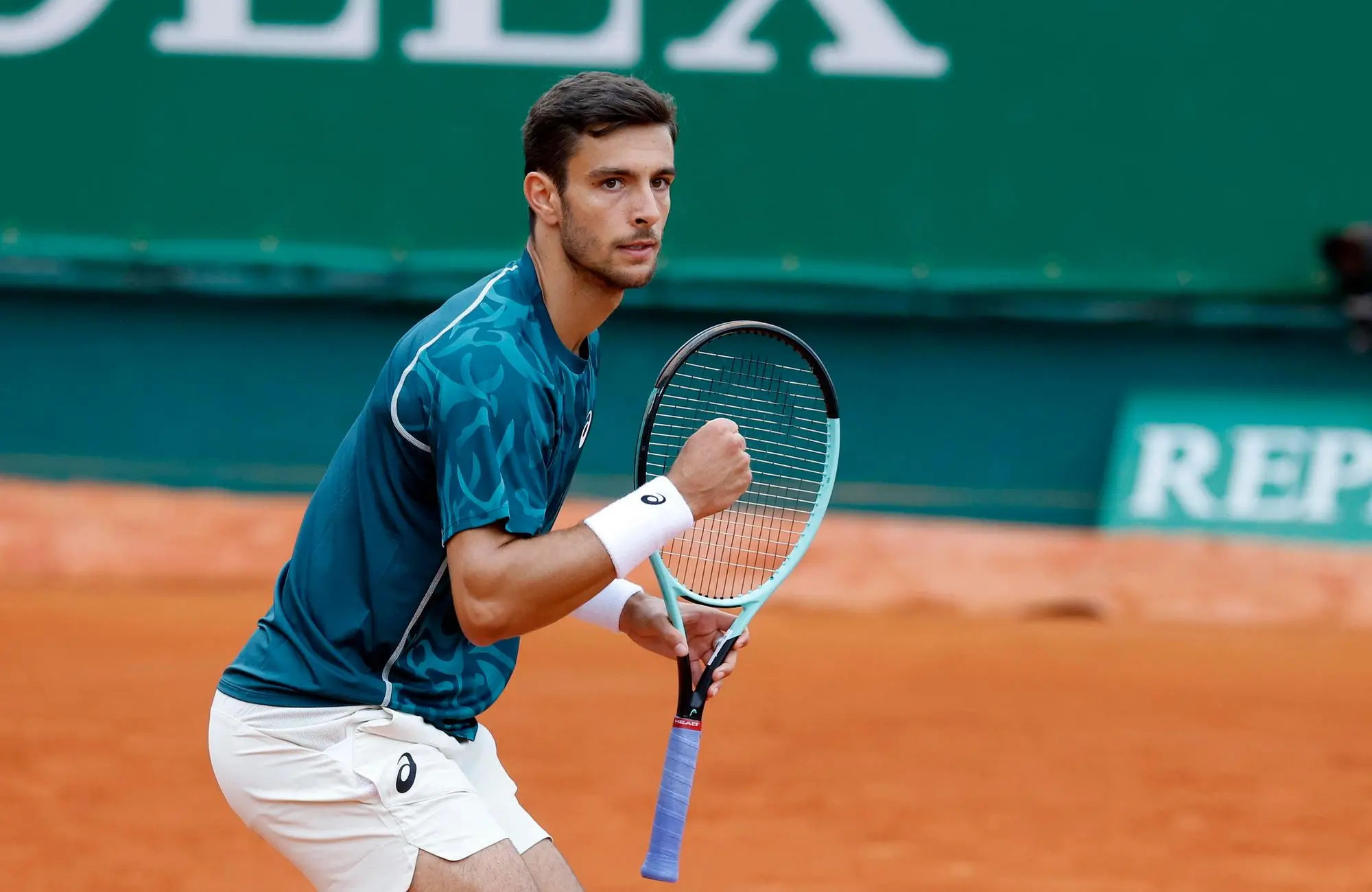 epa12020117 Lorenzo Musetti of Italy gestures during his second round match against Jiri Lehecka of Czechia at the ATP Monte Carlo Masters tennis tournament in Roquebrune Cap Martin, France, 09 April 2025. EPA/SEBASTIEN NOGIER