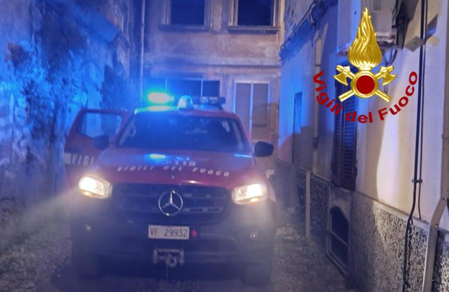 Sassari, fiamme nello stabile rifugio dei senzatetto