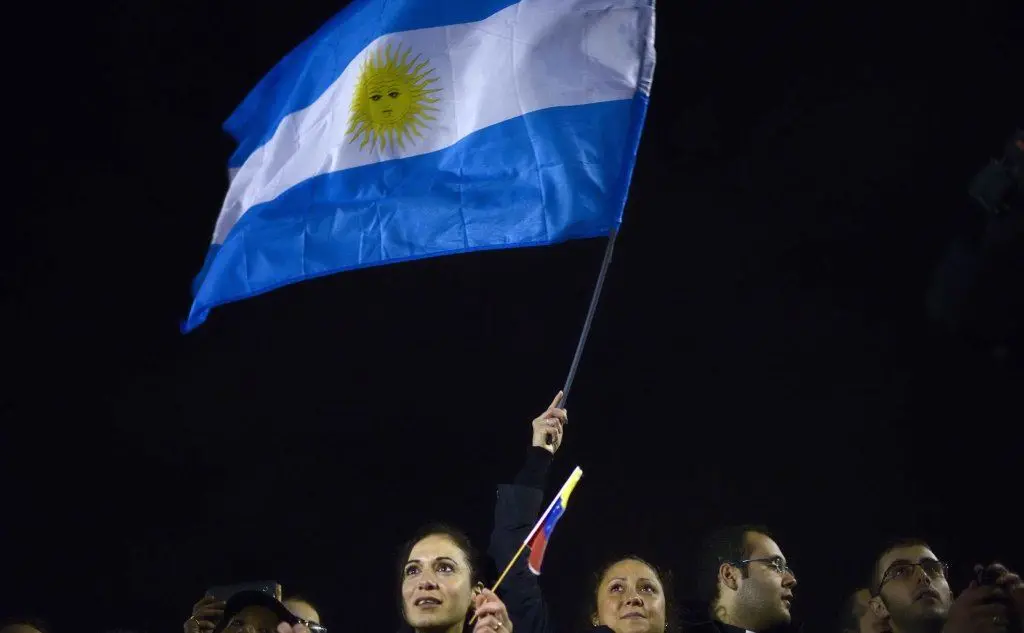 Bandiera dell'Argentina sventola in piazza San Pietro