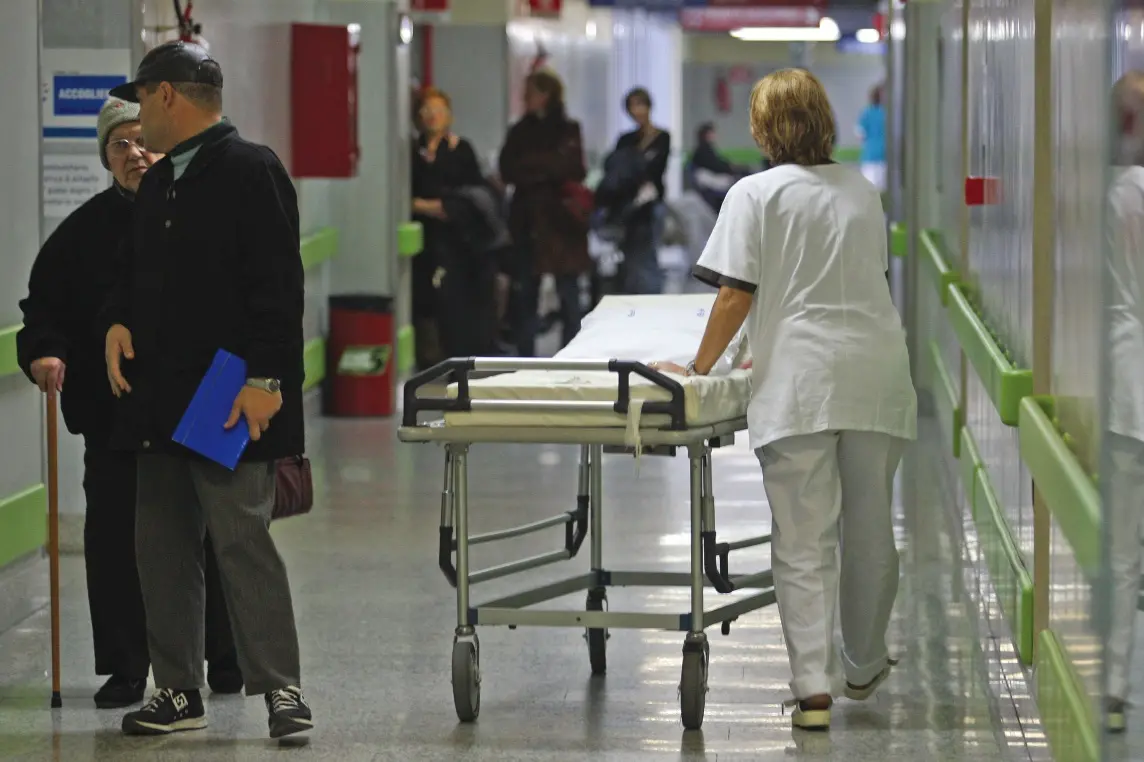 Un'infermiera in una corsia d'ospedale