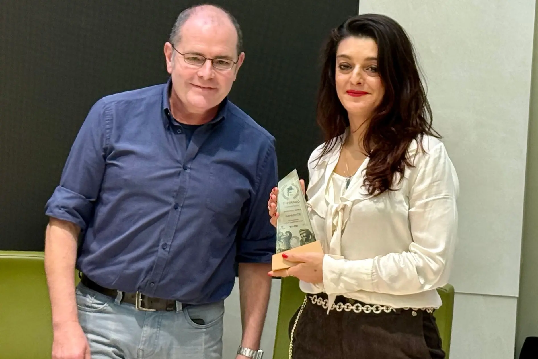 Silvia Dengo premiata da Paola Serra (foto ufficio stampa)